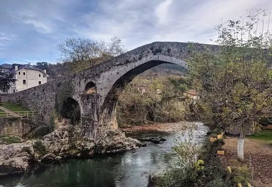 donde aparcar gratis en Cangas de Onís