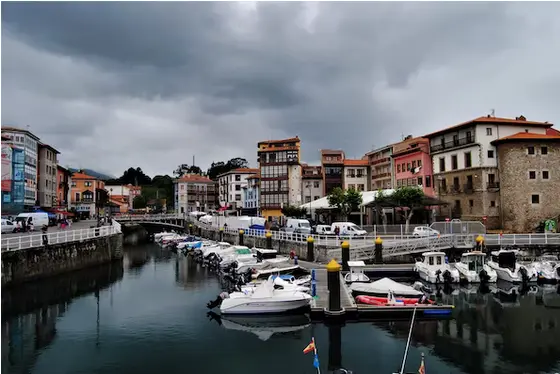 donde aparcar gratis en Llanes