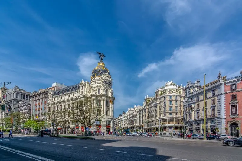 ¿Qué coches pueden aparcar gratis en Madrid?